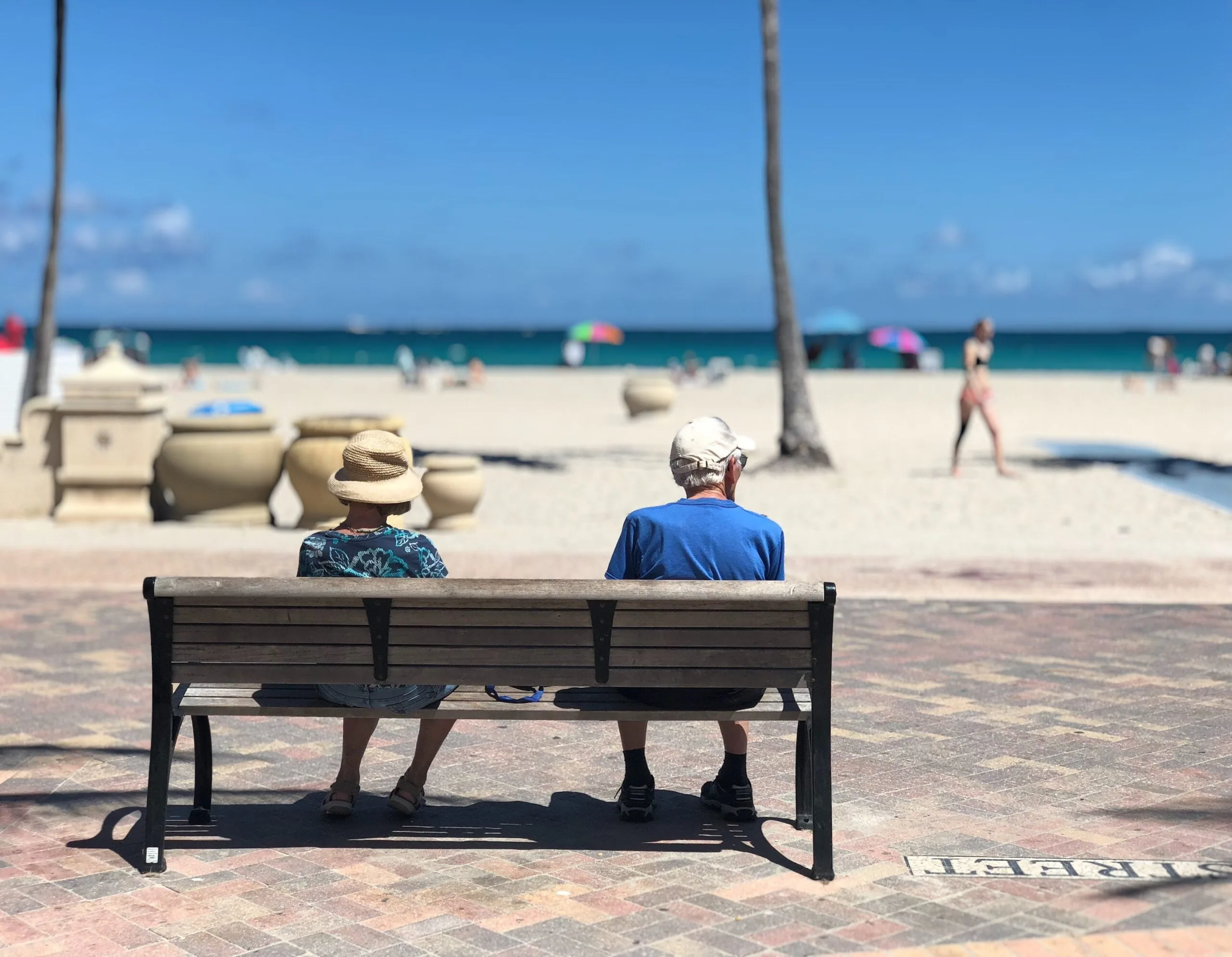 Rentnerpaar sitzt auf einer Bank mit Blick auf das Meer in der Nähe eines Pflegeheims in Tunesien